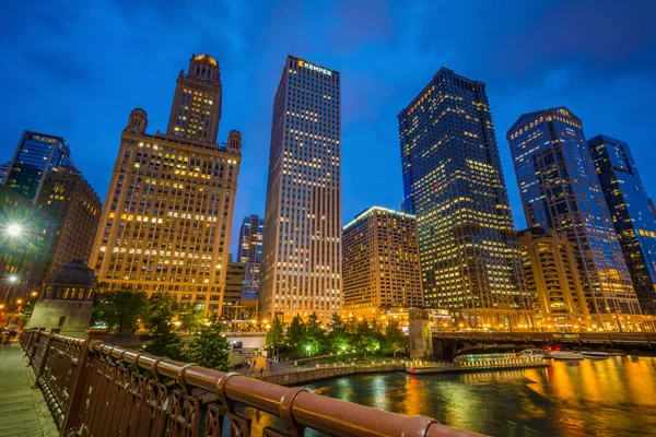 Felhőkarcolók Éjjel Illinois Állambeli Chicago Folyó Mentén — Stock Fotó