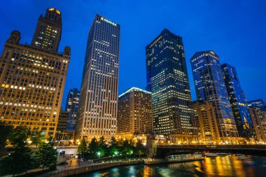 Chicago, Illinois gece Chicago Nehri boyunca gökdelenler