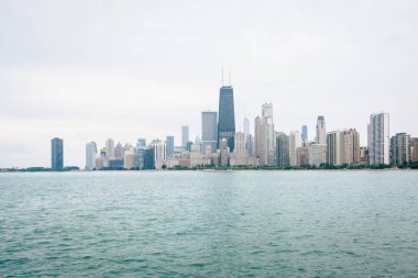 Chicago, Illinois gece Chicago Nehri boyunca gökdelenler