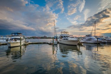 Günbatımı akşamlarınıFells Point'teki, Baltimore, Maryland Rıhtımlar üzerinde