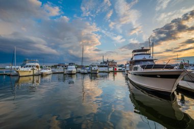 Günbatımı akşamlarınıFells Point'teki, Baltimore, Maryland Rıhtımlar üzerinde