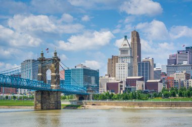 Cincinnati manzarası ve Ohio Nehri, Newport, Kentucky'den gördüm.