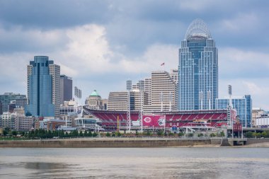 Cincinnati manzarası ve Ohio Nehri, Newport, Kentucky'den gördüm.