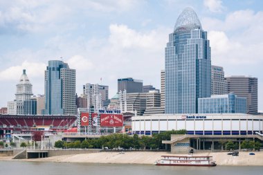 Cincinnati manzarası ve Ohio Nehri, Newport, Kentucky'den gördüm.