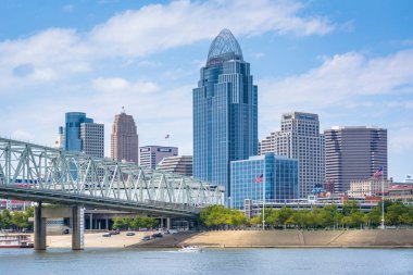 Cincinnati manzarası ve Ohio Nehri, Newport, Kentucky'den gördüm.