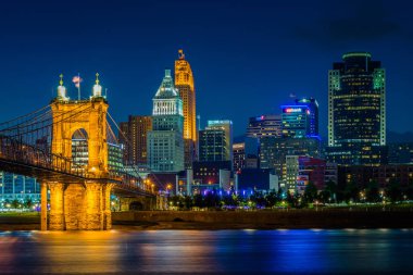 Cincinnati manzarası ve Ohio Nehri gece, Covington, Kentucky'den gördüm,