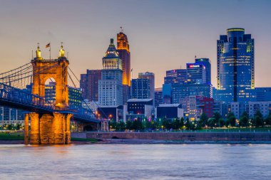 Cincinnati manzarası ve Ohio Nehri gece, Covington, Kentucky'den gördüm,