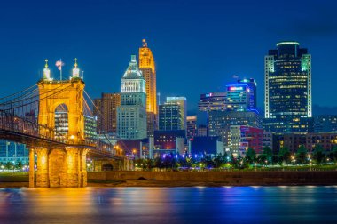 Cincinnati manzarası ve Ohio Nehri gece, Covington, Kentucky'den gördüm,