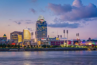 Cincinnati manzarası ve Ohio Nehri gece, Covington, Kentucky'den gördüm,