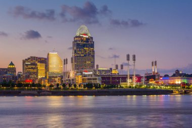 Cincinnati manzarası ve Ohio Nehri gece, Covington, Kentucky'den gördüm,