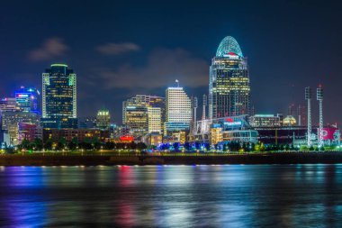 Cincinnati manzarası ve Ohio Nehri gece, Covington, Kentucky'den gördüm,