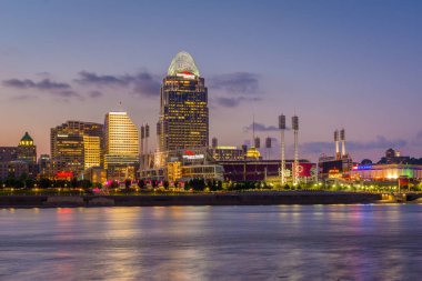 Cincinnati manzarası ve Ohio Nehri gece, Covington, Kentucky'den gördüm,