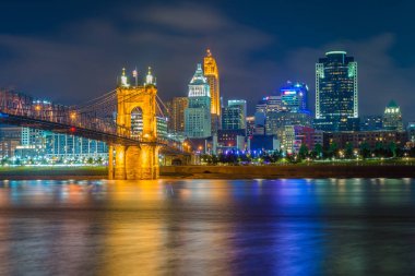 Cincinnati manzarası ve Ohio Nehri gece, Covington, Kentucky'den gördüm,
