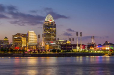 Cincinnati manzarası ve Ohio Nehri gece, Covington, Kentucky'den gördüm,