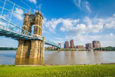 Covington manzarası ve John A. Roebling asma köprü, Smale Riverfront Park, Cincinnati, Ohio görüldü.