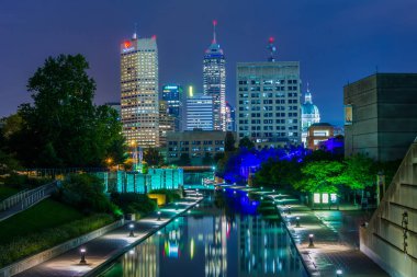 Indiana orta kanal ve Indianapolis, Indiana'nın gece şehir manzarası