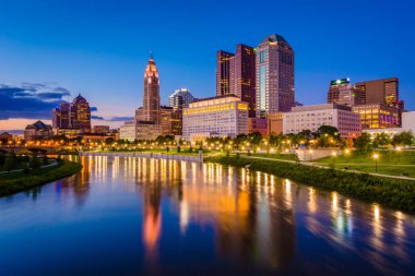 Gece, Columbus, Ohio'da Scioto nehir ve Columbus manzarası.