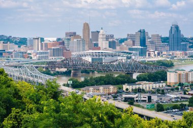 Cincinnati, Covington, Kentucky Devou Park'tan görünümünü.