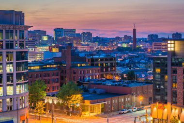 Limanın doğu görünümü içinde Baltimore, Maryland gün batımında