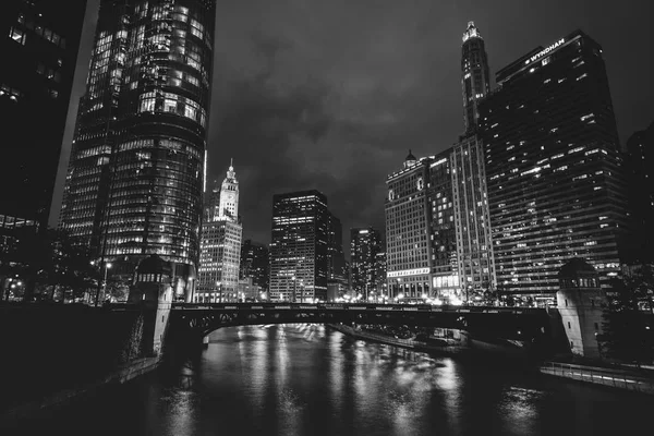 Chicago Illinois Gece Chicago Nehri Boyunca Gökdelenler — Stok fotoğraf