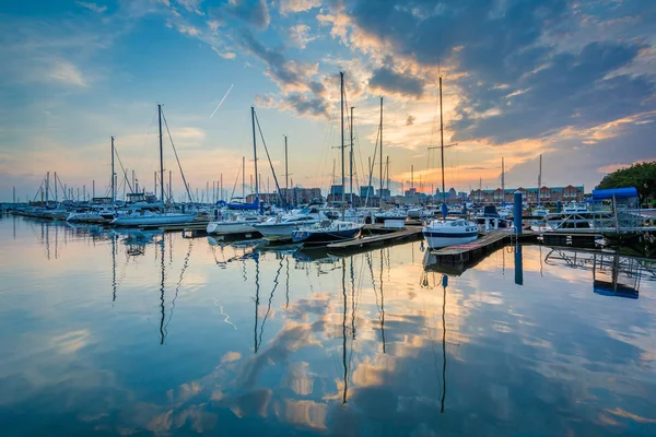 Solnedgång Över Båtar Vattnet Canton Baltimore Maryland — Stockfoto