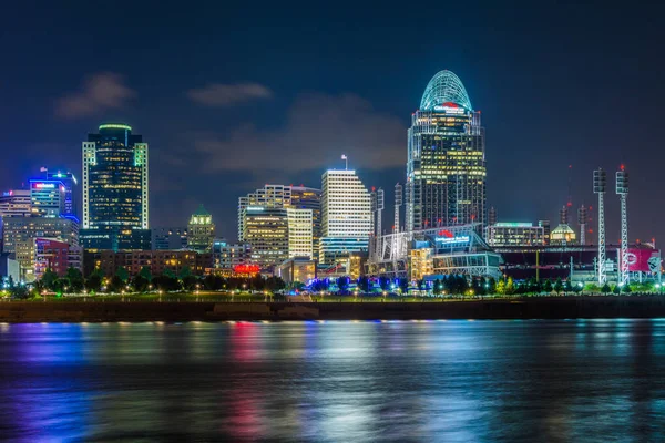 Cincinnati manzarası ve Ohio Nehri gece, Covington, Kentucky'den gördüm,