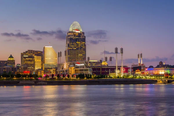 Die Skyline Von Cincinnati Und Der Fluss Ohio Bei Nacht — Stockfoto