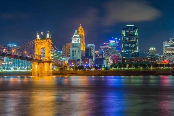 Cincinnati manzarası ve Ohio Nehri gece, Covington, Kentucky'den gördüm,