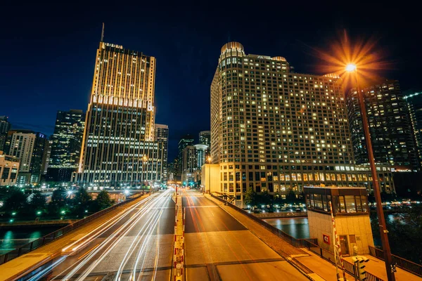 Die Kolumbianische Brücke Über Den Fluss Chicago Nachts Chicago Illinois — Stockfoto