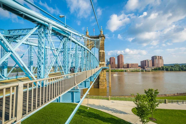 John Roebling Suspension Bridge Sett Från Smale Riverfront Park Cincinnati — Stockfoto