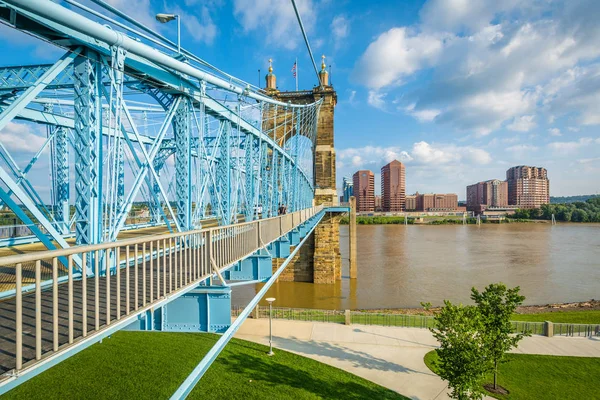 John Roebling Suspension Bridge Sett Från Smale Riverfront Park Cincinnati — Stockfoto