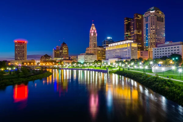 The Scioto River and Columbus skyline at night, in Columbus, Ohi — Stock Photo, Image