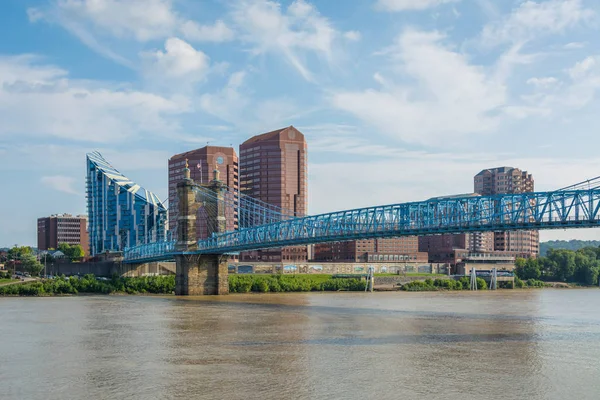 Skyline Covington Och John Roebling Suspension Bridge Cincinnati Ohio — Stockfoto