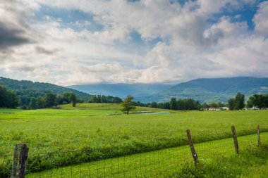Bir çiftlik ve kırsal Potomac dağlık Batı Virginia dağlarda görünümü.