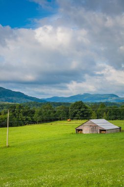 Bir çiftlik ve kırsal Potomac dağlık Batı Virginia dağlarda görünümü.