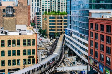 Bir L treninin ve binalarda Nehri Kuzey, Chicago, Illinois görünümünü