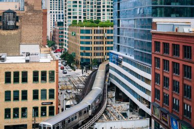 Bir L treninin ve binalarda Nehri Kuzey, Chicago, Illinois görünümünü