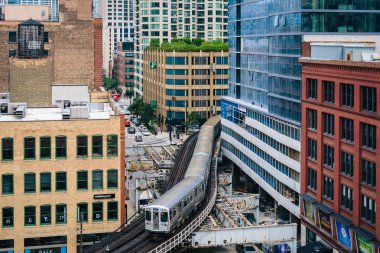 Bir L treninin ve binalarda Nehri Kuzey, Chicago, Illinois görünümünü