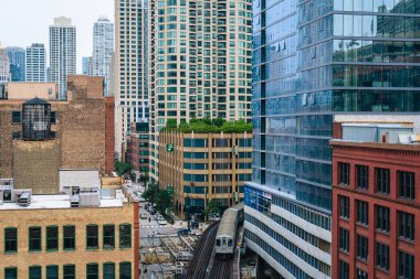 Bir L treninin ve binalarda Nehri Kuzey, Chicago, Illinois görünümünü