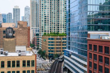 Bir L treninin ve binalarda Nehri Kuzey, Chicago, Illinois görünümünü