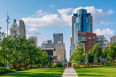 Şehir Smale Riverfront Park, Cincinnati, Ohio binalar görünümünü.