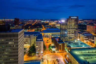 Gece içinde Baltimore, Maryland şehir merkezinin görünümü