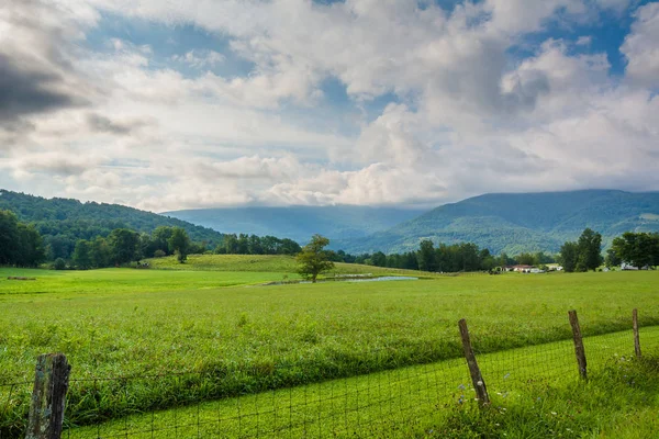 西部弗吉尼亚的波托马克高地的一个农场和山脉的看法 — 图库照片