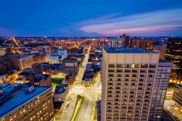 Gece içinde Baltimore, Maryland şehir merkezinin görünümü