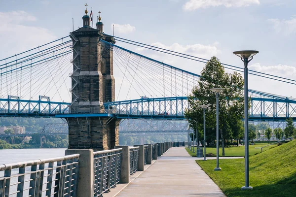 Gångväg Och John Roebling Suspension Bridge Sett Smale Riverfront Park — Stockfoto