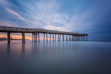Bir iskelede gündoğumu Ocean City, New Jersey.