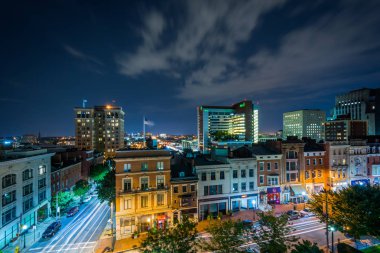 Mount Vernon, Baltimore, Maryland, gece, Charles cadde boyunca binaların görünümü