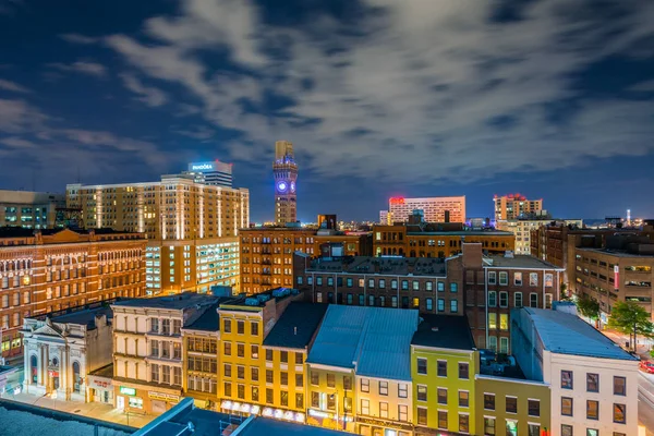 市中心的西边在晚上 在巴尔的摩 马里兰州 — 图库照片