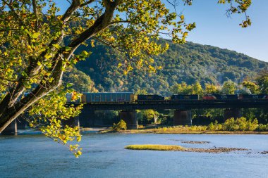 Harpers Ferry, Batı Virginia'daki Potomac nehri geçerken bir tren.