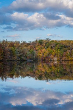 Robert E Lee Park içinde Baltimore, Maryland, göl Roland, sonbahar renk
